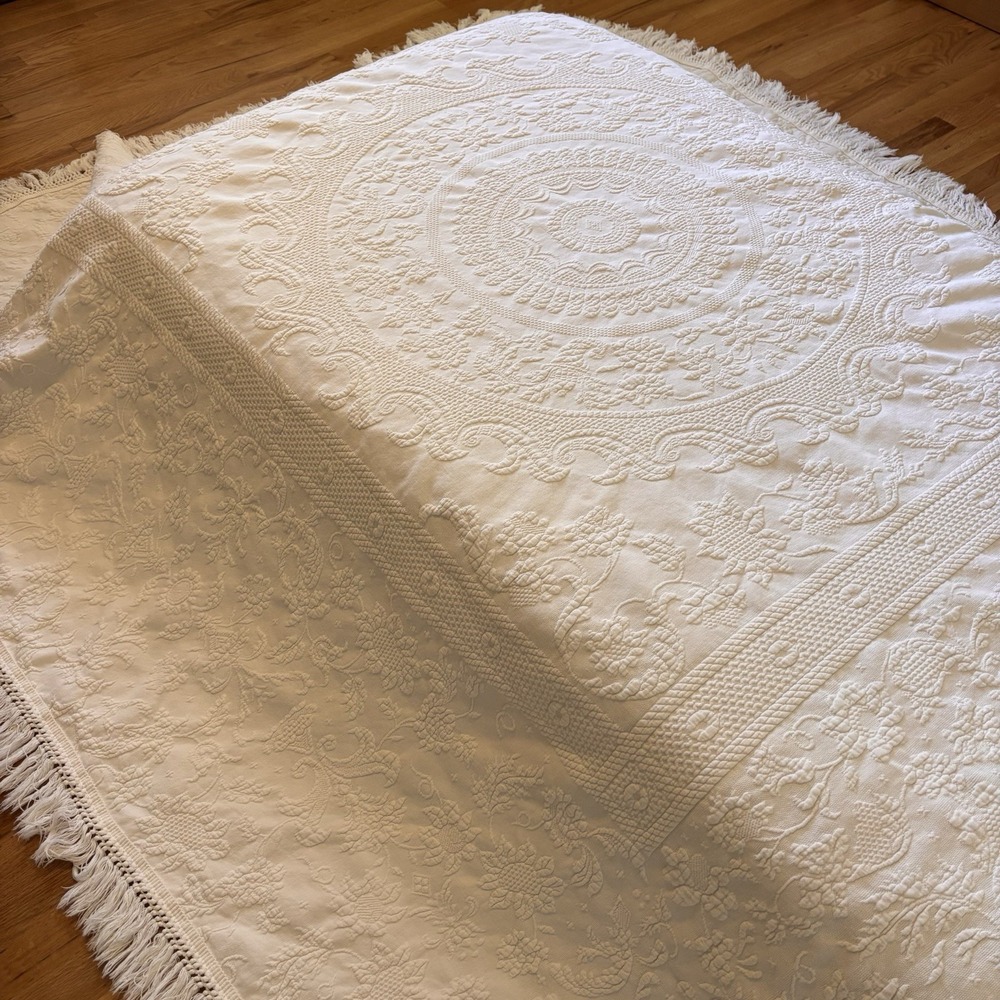 BATES QUEEN ELIZABETH COTTON BEDSPREAD 90x110 ANTIQUE WHITE Fringe Matelasse - Picture 5 of 10